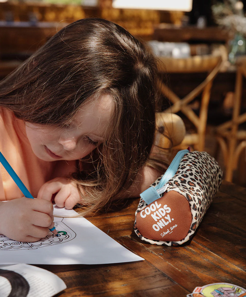trousse-scolaire-enfants-maternelle-imprime-leopard-hello-hossy.jpg.webp