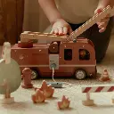 0030800_brandweerwagen-met-pegdolls-fsc.webp