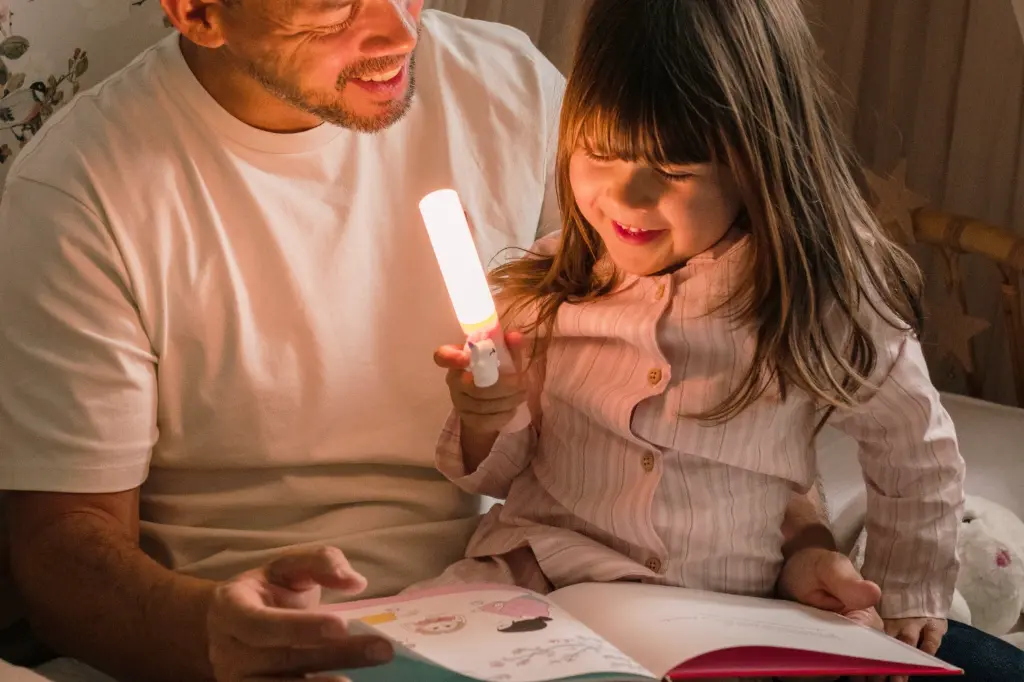 Zoo_Light_Unicorn_Father_and_daughter_reading_with_lamp_Lifestyle_The_Zoofamily_Photo_36_2000x.webp