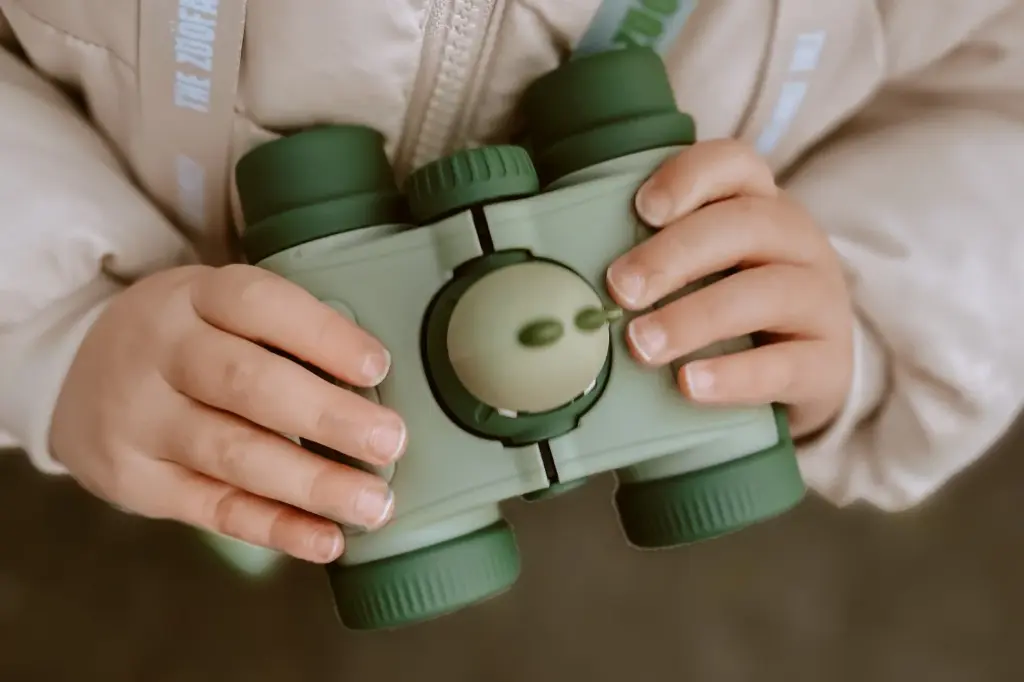 TheZoofamily_Zoo_Eyes_Binocular_Montessori_Jeux_Dinosaure_Vert_Dino_Green_Photo_18_2000x.webp