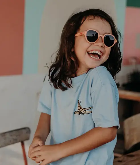 lunettes-de-soleil-enfants-forme-ronde-rose-hello-hossy-2.webp