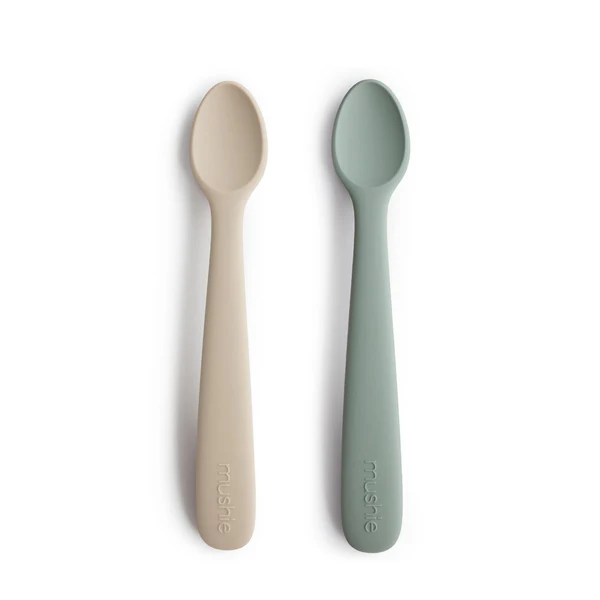 Lot de 2 cuillères silicone - Mushie - Cambridge Blue / Shifting Sand