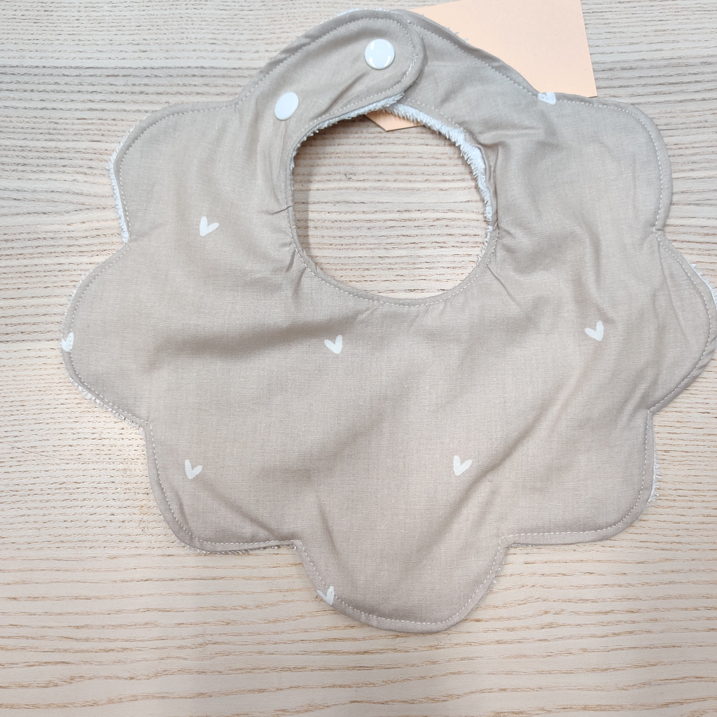 Bavoir - Fleur de coton - beige avec des coeurs blancs