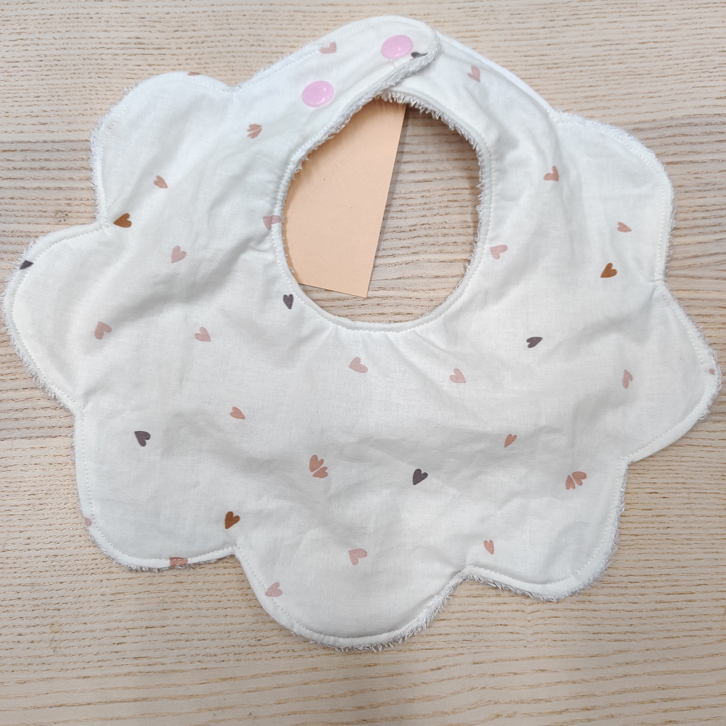 Bavoir - Fleur de coton - Blanc avec des coeurs colorés 