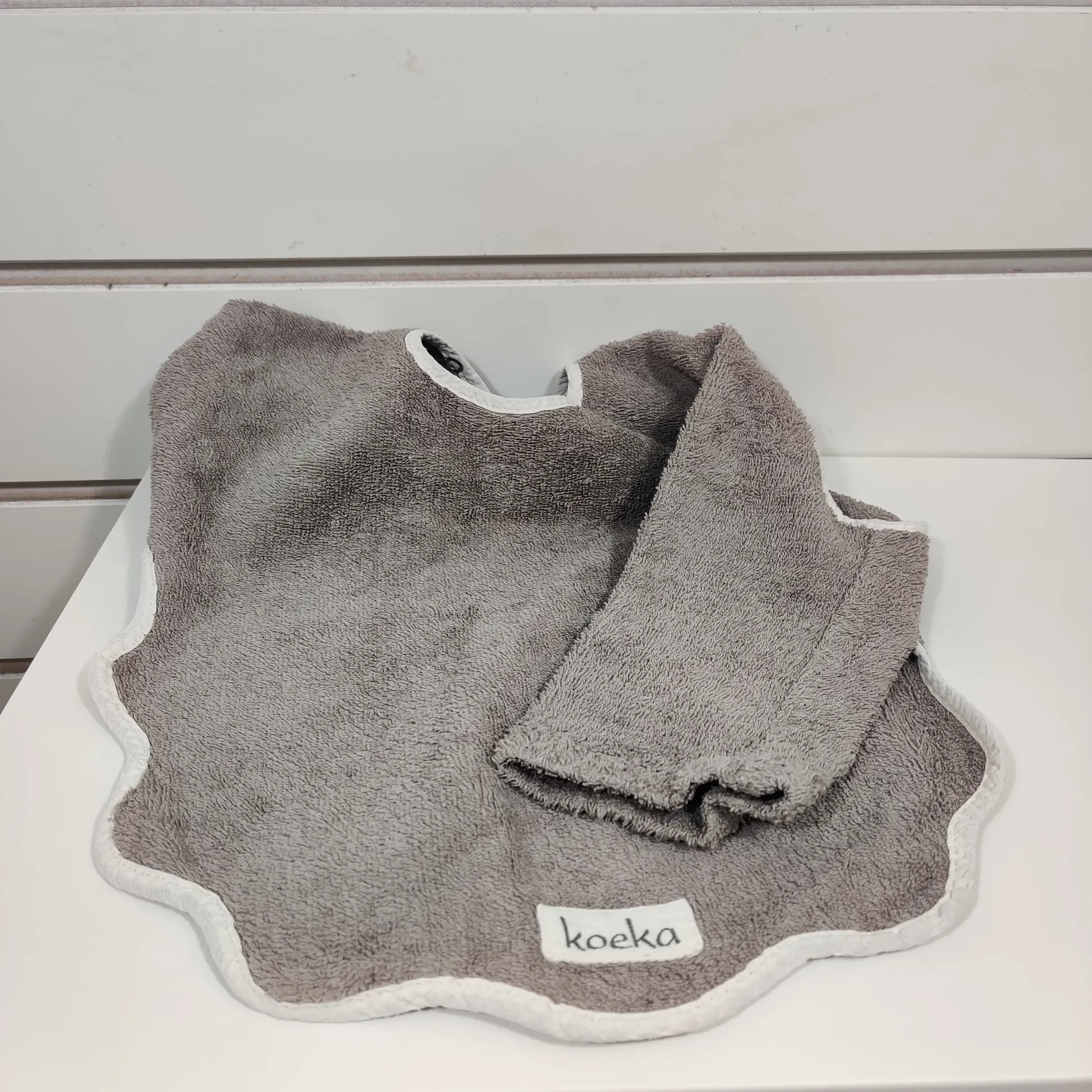 [PU-818] Bavoir à manches - Koeka