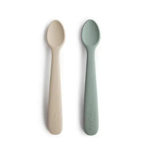 [810052461199] Lot de 2 cuillères silicone - Mushie - Cambridge Blue / Shifting Sand